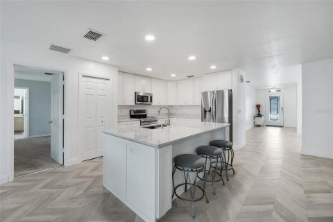 House in Orlando, Florida 4 bedrooms, 205.13 sq.m. № 2396233 - photo 17