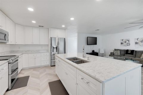 House in Orlando, Florida 4 bedrooms, 205.13 sq.m. № 2396233 - photo 18