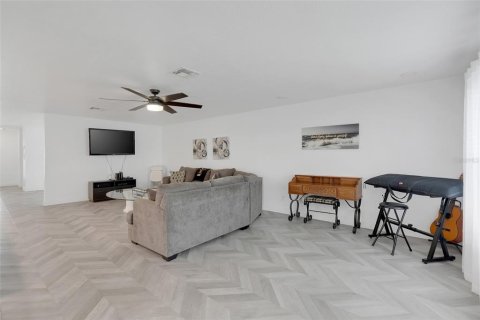 House in Orlando, Florida 4 bedrooms, 205.13 sq.m. № 2396233 - photo 13