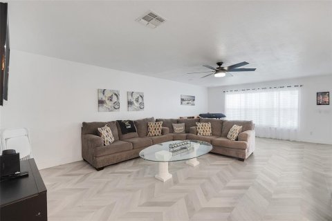 House in Orlando, Florida 4 bedrooms, 205.13 sq.m. № 2396233 - photo 14