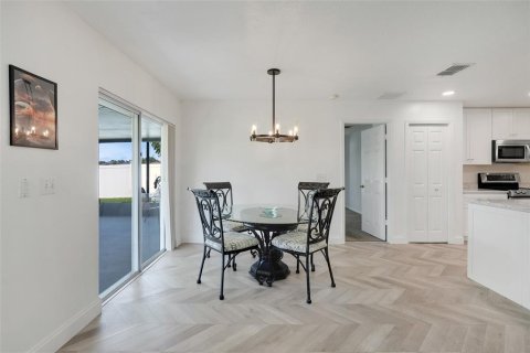 House in Orlando, Florida 4 bedrooms, 205.13 sq.m. № 2396233 - photo 20