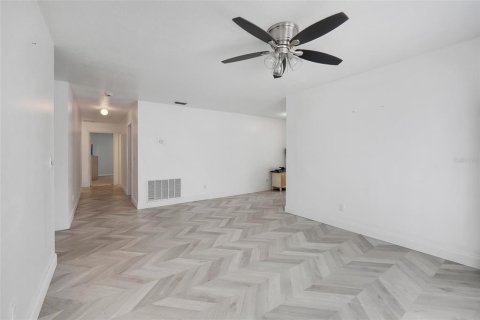 House in Orlando, Florida 4 bedrooms, 205.13 sq.m. № 2396233 - photo 15