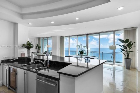 Condo in Bal Harbour, Florida, 2 bedrooms  № 1989228 - photo 13