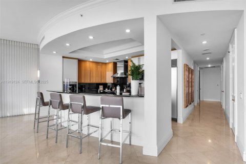 Condo in Bal Harbour, Florida, 2 bedrooms  № 1989228 - photo 11