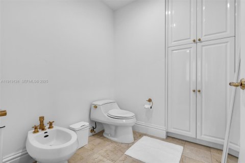 Condo in Bal Harbour, Florida, 2 bedrooms  № 1989228 - photo 23