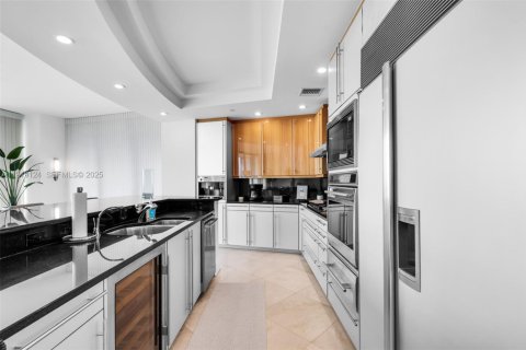 Condo in Bal Harbour, Florida, 2 bedrooms  № 1989228 - photo 12