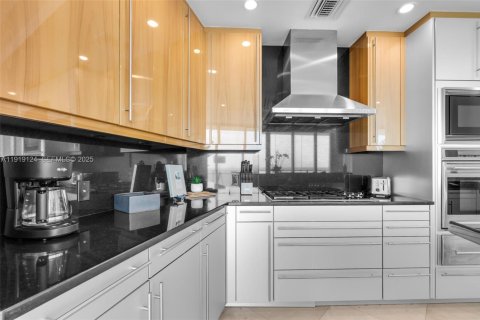 Condo in Bal Harbour, Florida, 2 bedrooms  № 1989228 - photo 15