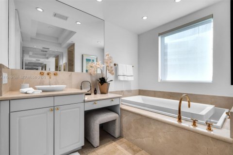 Condo in Bal Harbour, Florida, 2 bedrooms  № 1989228 - photo 24