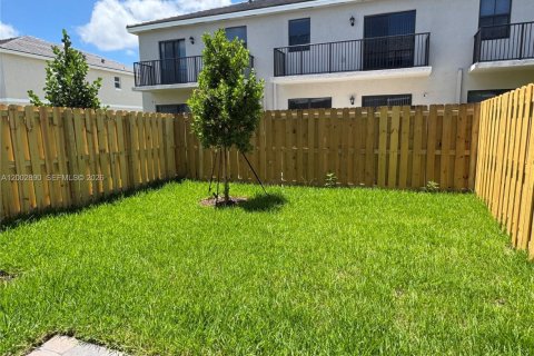 Townhouse in Homestead, Florida 3 bedrooms, 171.59 sq.m. № 2066435 - photo 15