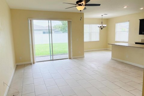 Villa ou maison à louer à Port St. Lucie, Floride: 3 chambres, 153.2 m2 № 2279047 - photo 2