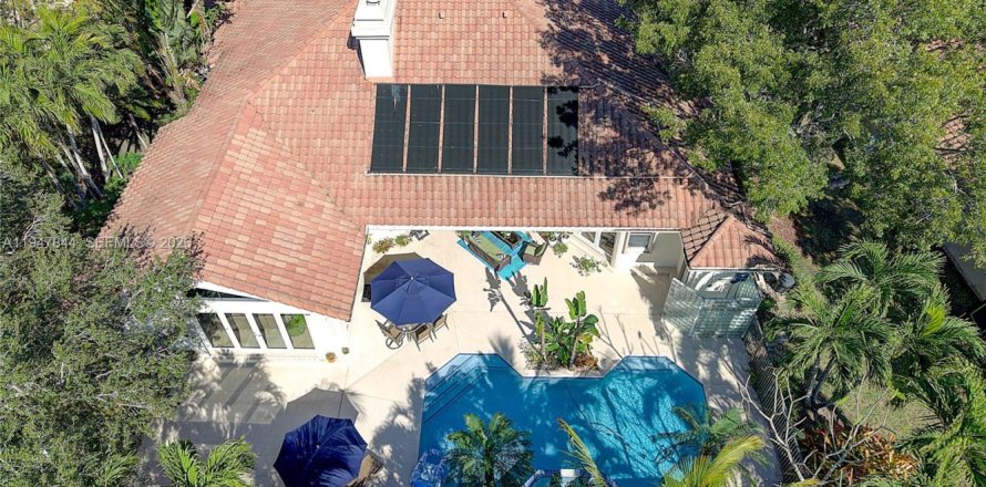 House in Weston, Florida 5 bedrooms, 333.33 sq.m. № 2004118