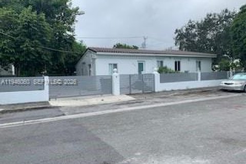 Дом в Майами, Флорида 3 спальни, 127.18м2 № 2002321