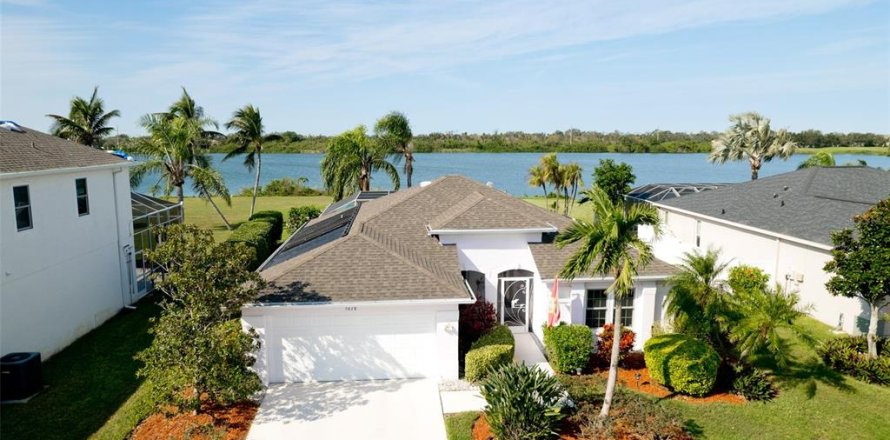 House in Bradenton, Florida 3 bedrooms, 134.99 sq.m. № 1813495