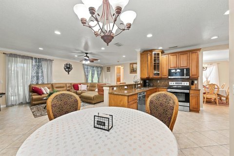 House in West Palm Beach, Florida 5 bedrooms, 256.04 sq.m. № 2409534 - photo 15
