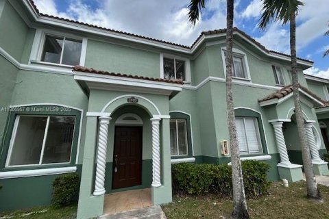 Купить таунхаус в Хомстед, Флорида 3 спальни, 120.96м2, № 1979299 - фото 1