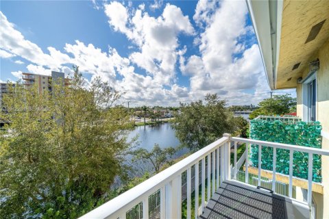 Condo in North Miami Beach, Florida, 3 bedrooms  № 1976379 - photo 27