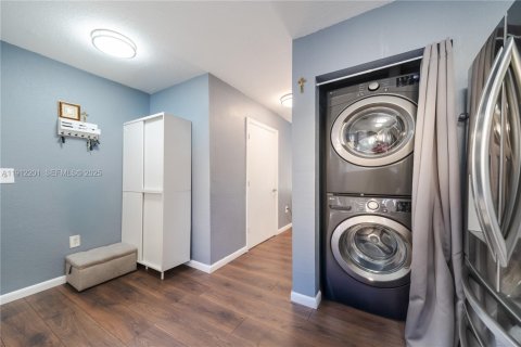 Condo in North Miami Beach, Florida, 3 bedrooms  № 1976379 - photo 10