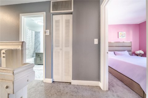 Condo in North Miami Beach, Florida, 3 bedrooms  № 1976379 - photo 12