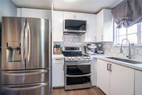 Condo in North Miami Beach, Florida, 3 bedrooms  № 1976379 - photo 9