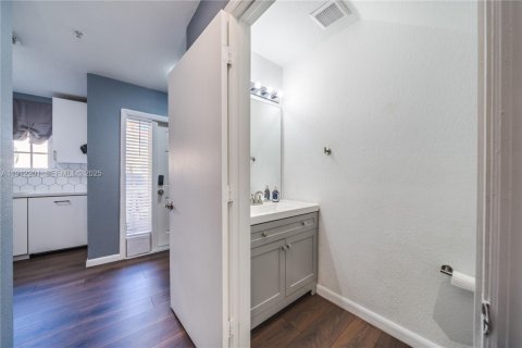 Condo in North Miami Beach, Florida, 3 bedrooms  № 1976379 - photo 7