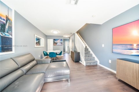 Condo in North Miami Beach, Florida, 3 bedrooms  № 1976379 - photo 5