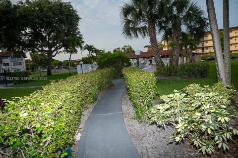 Снять в аренду кондоминиум в Лодердейл-Лейкс, Флорида 2 спальни, 94.85м2, № 1934717 - фото 27