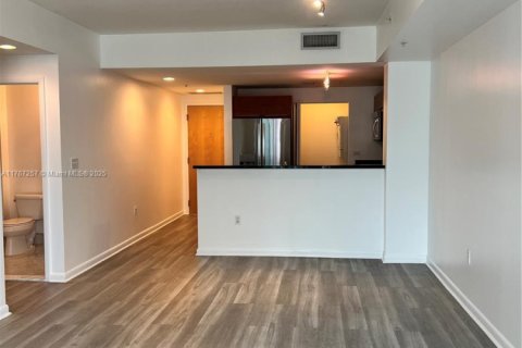 Condo in Miami, Florida, 2 bedrooms № 1936721 - photo 1