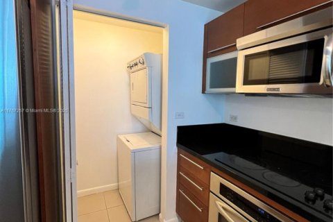 Condo in Miami, Florida, 2 bedrooms № 1936721 - photo 5