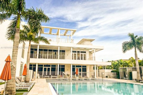 Condo in Doral, Florida, 3 bedrooms in LANDMARK  № 2036382 - photo 14