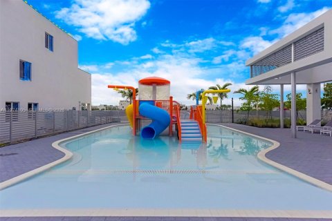 Condo in Doral, Florida, 3 bedrooms in LANDMARK  № 2036382 - photo 16