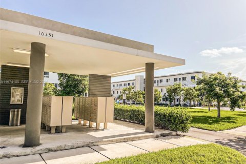 Condo in Doral, Florida, 3 bedrooms in LANDMARK  № 2036382 - photo 15