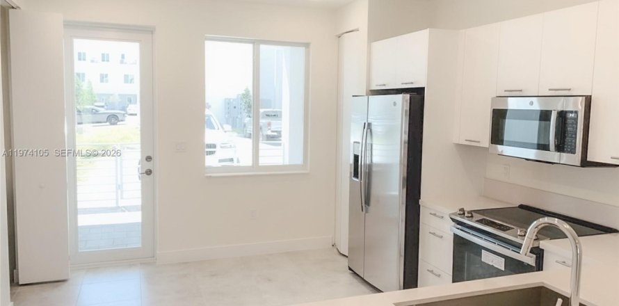 Condo in Doral, Florida, 3 bedrooms in LANDMARK  № 2036382