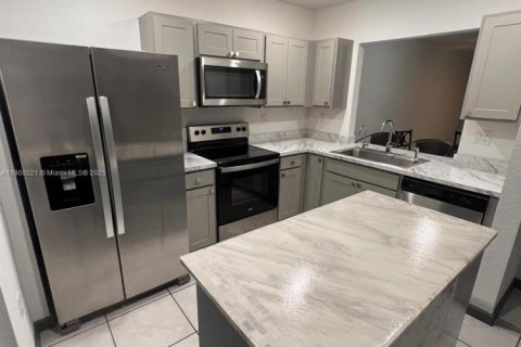 Townhouse in Florida City, Florida 2 bedrooms, 112.23 sq.m. № 1952178 - photo 3