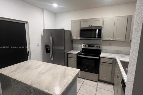 Townhouse in Florida City, Florida 2 bedrooms, 112.23 sq.m. № 1952178 - photo 2