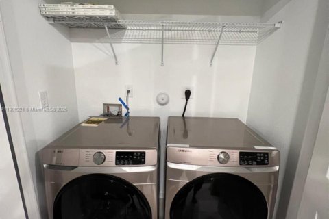 Townhouse in Florida City, Florida 2 bedrooms, 112.23 sq.m. № 1952178 - photo 16