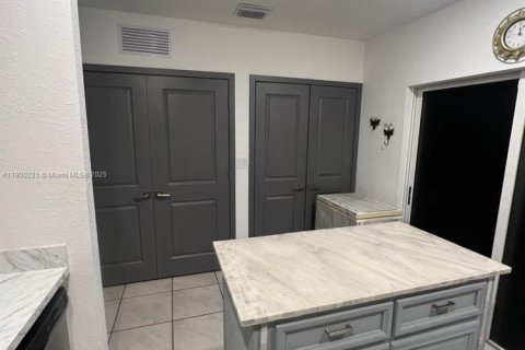 Townhouse in Florida City, Florida 2 bedrooms, 112.23 sq.m. № 1952178 - photo 4