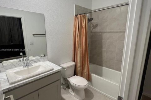 Townhouse in Florida City, Florida 2 bedrooms, 112.23 sq.m. № 1952178 - photo 15