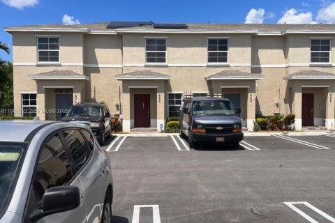 Townhouse in Florida City, Florida 2 bedrooms, 112.23 sq.m. № 1952178 - photo 19