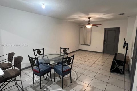 Townhouse in Florida City, Florida 2 bedrooms, 112.23 sq.m. № 1952178 - photo 6