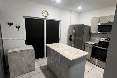 Townhouse in Florida City, Florida 2 bedrooms, 112.23 sq.m. № 1952178 - photo 1