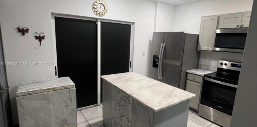 Townhouse in Florida City, Florida 2 bedrooms, 112.23 sq.m. № 1952178