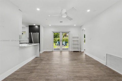 House in Fort Lauderdale, Florida 3 bedrooms, 123.56 sq.m. № 2077418 - photo 7