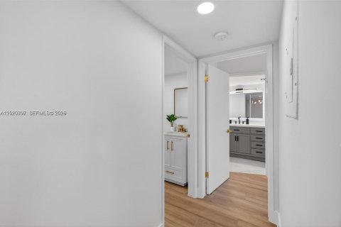 Condo in Aventura, Florida, 2 bedrooms № 2185861 - photo 25