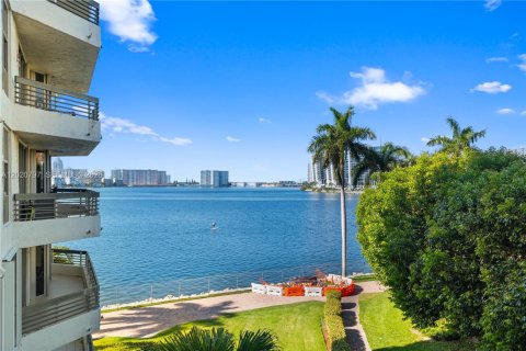 Condo in Aventura, Florida, 2 bedrooms № 2185861 - photo 8