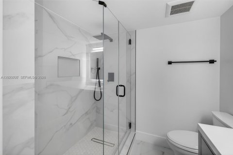Condo in Aventura, Florida, 2 bedrooms № 2185861 - photo 24