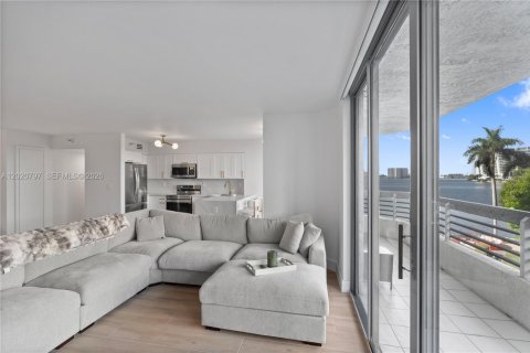 Condo in Aventura, Florida, 2 bedrooms № 2185861 - photo 2