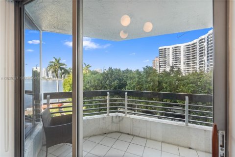 Condo in Aventura, Florida, 2 bedrooms № 2185861 - photo 30