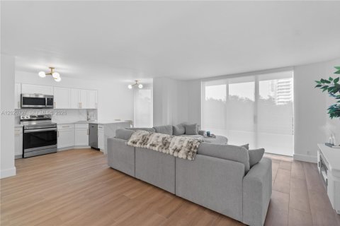 Condo in Aventura, Florida, 2 bedrooms № 2185861 - photo 9