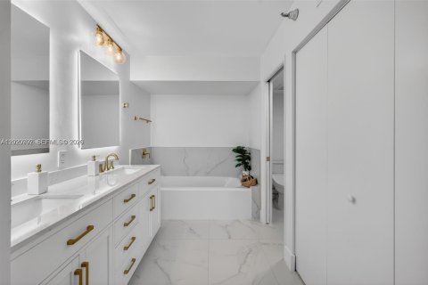 Condo in Aventura, Florida, 2 bedrooms № 2185861 - photo 19