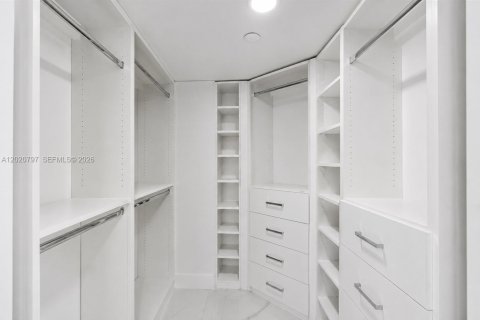 Condo in Aventura, Florida, 2 bedrooms № 2185861 - photo 17
